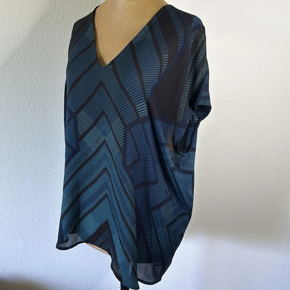 Vince sz XS silk blouse blue black geometric print great pre owned condition - Picture 5 of 8